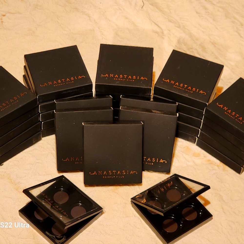 Beverly Hills 4 wall eyeshadow palette with magnets